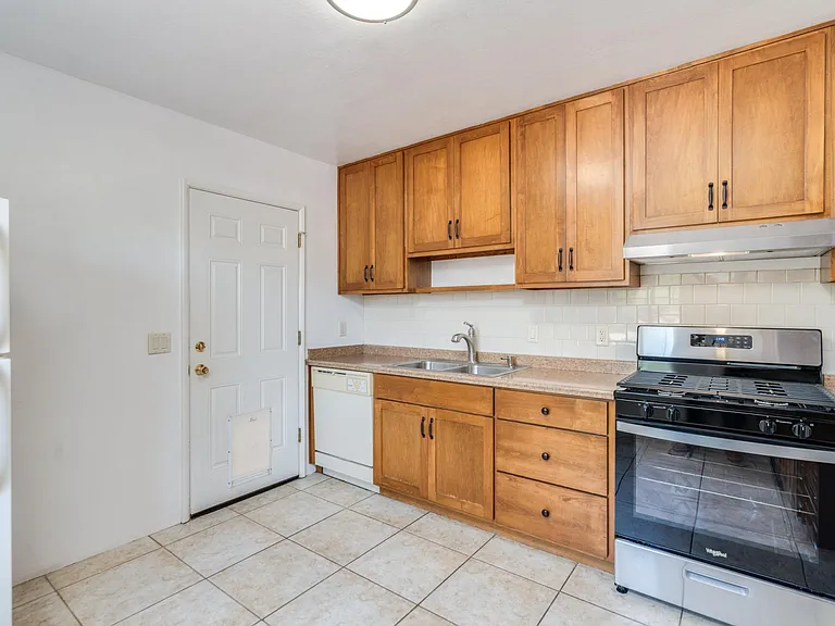 1120 E Waverly St — Photo 10