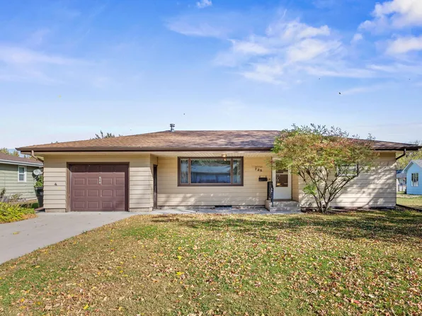 725 Maple St NE, Hutchinson, MN 55350