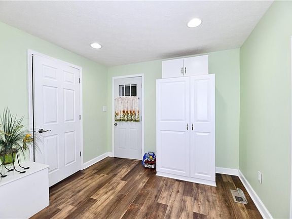 3rd image of 634 E State Road 38