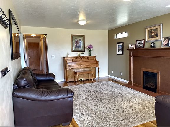 3rd image of 871 Claire View Ln