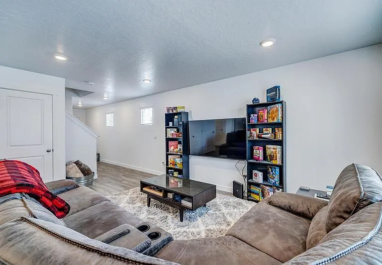 408 N Sea Chaser Ln #BASEMENT — Photo 14