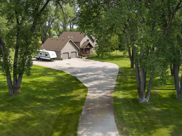 3201 Tavis Rd, Bismarck, ND 58504