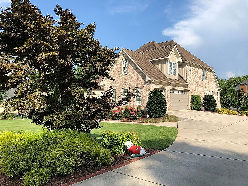 Welcome home 3 car garage