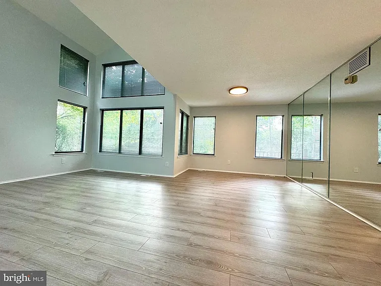 104 Sayre Dr — Photo 17