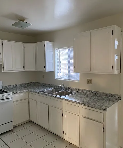 433 W 10th St — Photo 9