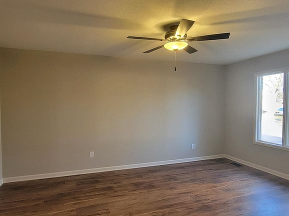 3rd image of 1401 E Evergreen Ln