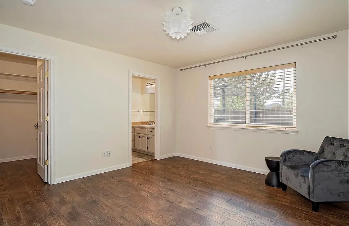 3 bed, 1350 sqft, $2,150 — Photo 4