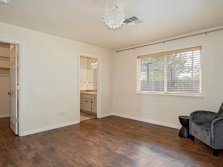 1384 Abby Ln — Photo 4
