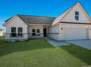 1112 Devine Dr, Devine, TX 78016