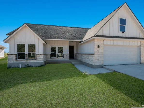 1112 DEVINE DR, Devine, TX 78016