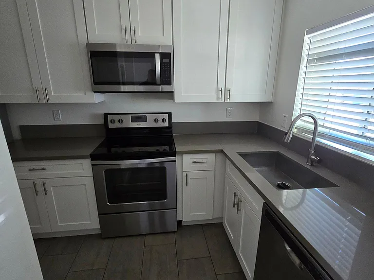646 N 10th Ave — Photo 10