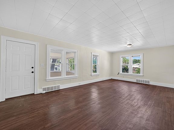 4th image of 1682 Edwin St