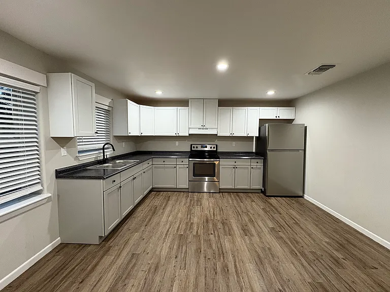 894 Avenue B — Photo 3