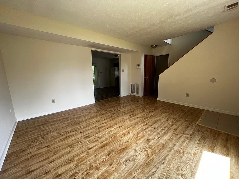 241 Creekside Ct #B — Photo 2