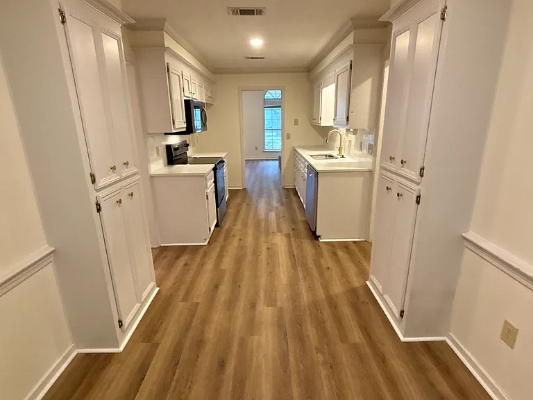 212 Hawthorne Dr — Photo 2