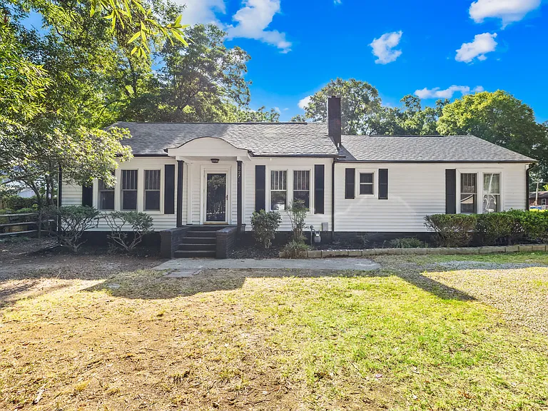 227 N Magnolia St — Photo 1
