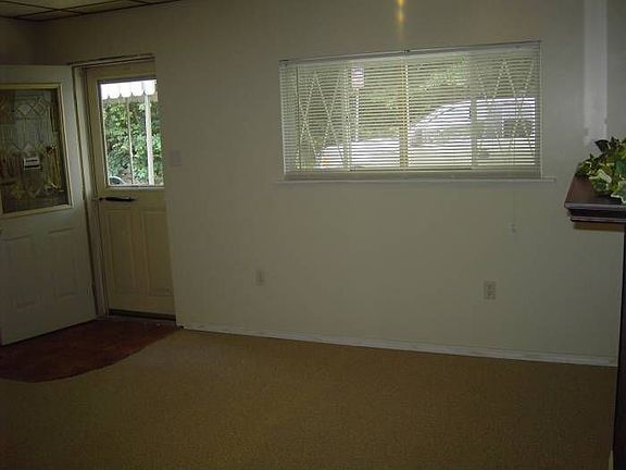 Living Room/Entrance Area