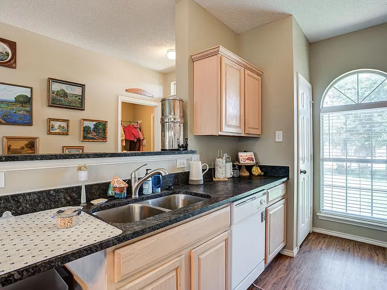 505 N Iola Ave — Photo 2