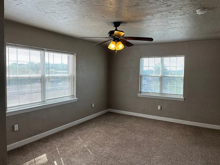 Elm Terrace Apartments — Photo 31