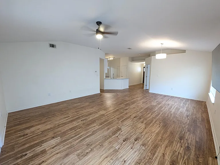 1020 Freeport Ct — Photo 3
