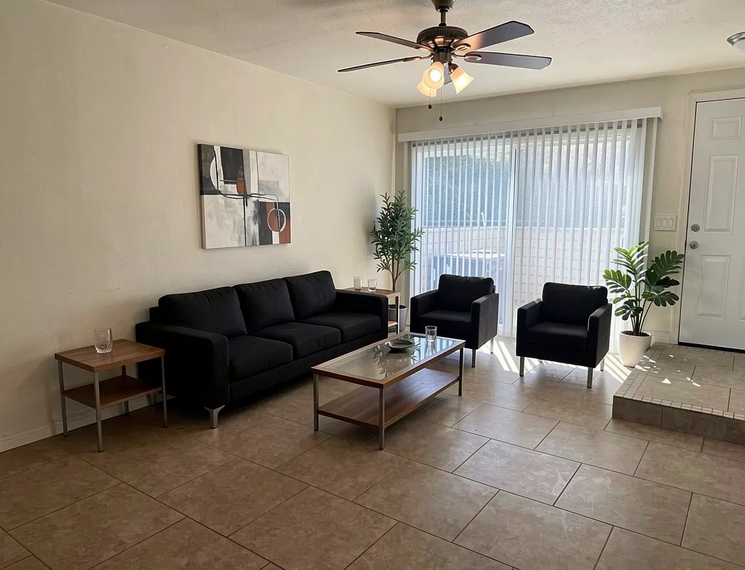 2 bed, 1.5 bath, 1045 sqft, $2,500 — Photo 2