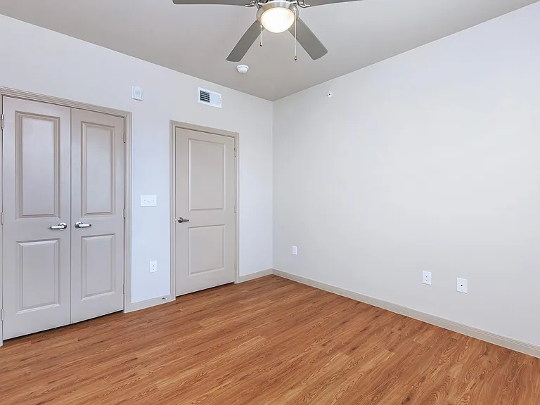 Midway Villas Apartments — Photo 42
