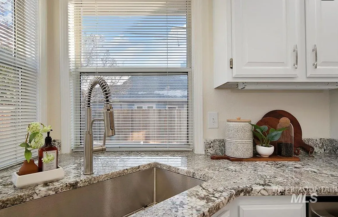 3 bed, 1929 sqft, $2,590 — Photo 4