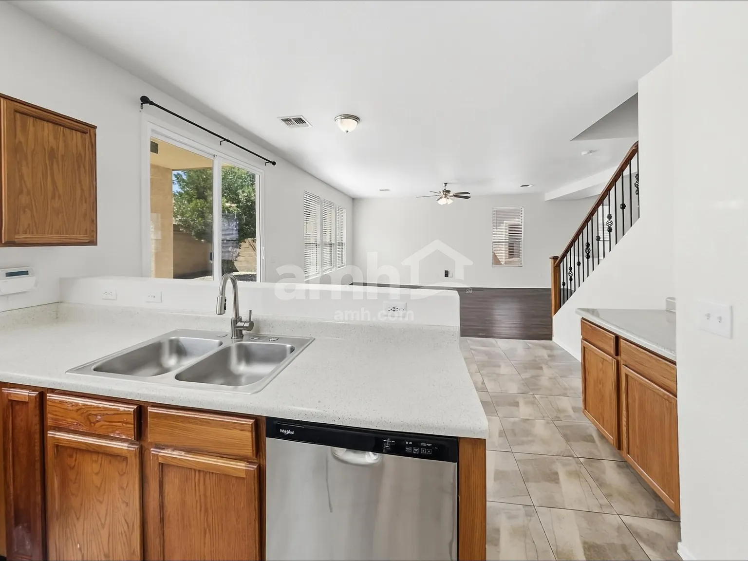 4 bed, 2.5 bath, 2380 sqft, $2,180 — Photo 4