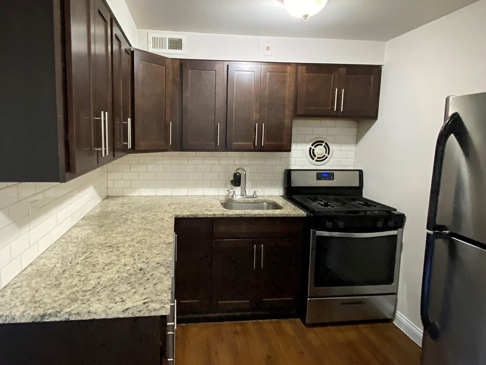 1st image of 701 Lepere Ave #G