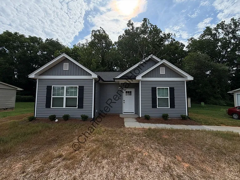 2144 Hartford Dr — Photo 1