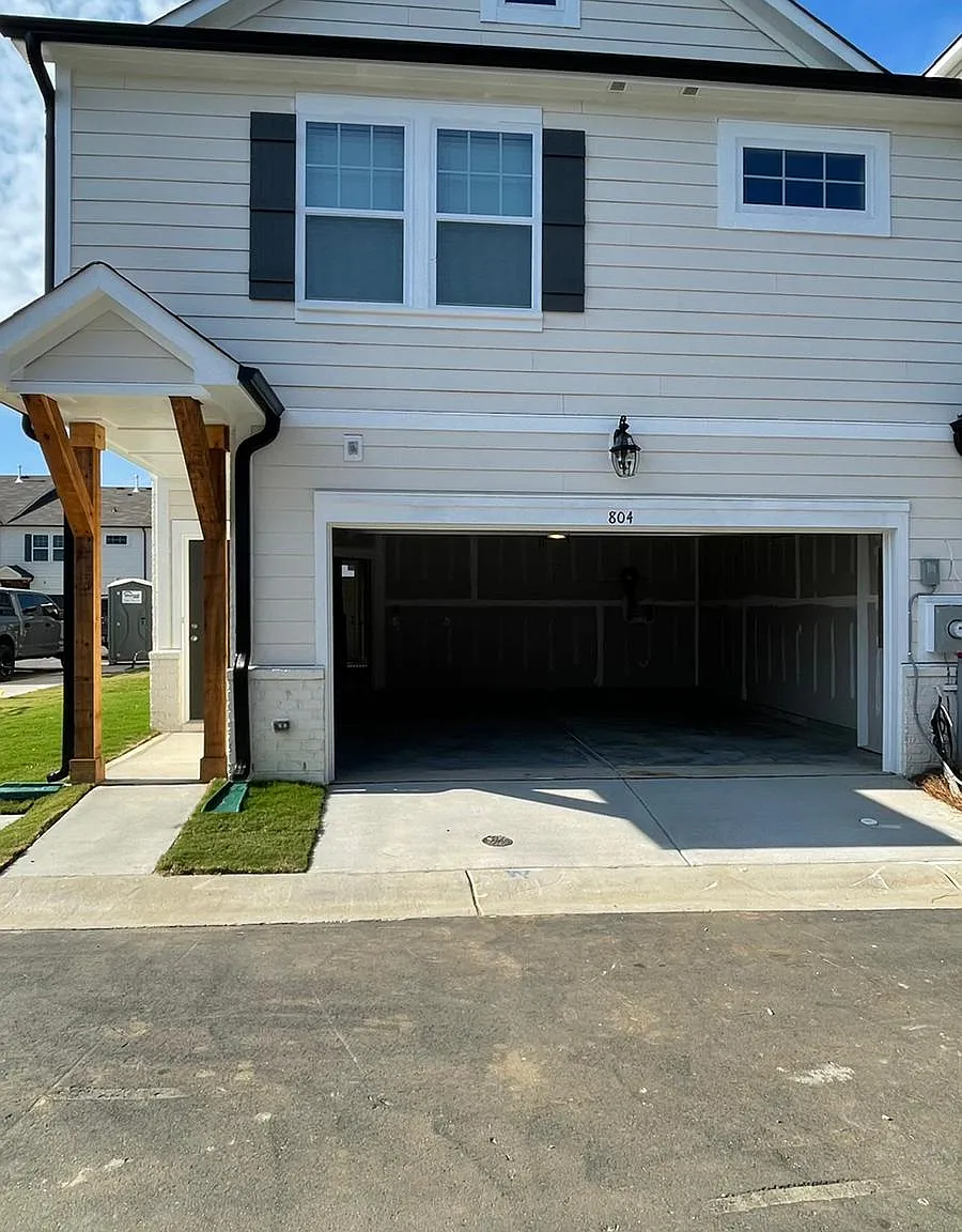 3 bed, 2.5 bath, 1994 sqft, $2,399 — Photo 3
