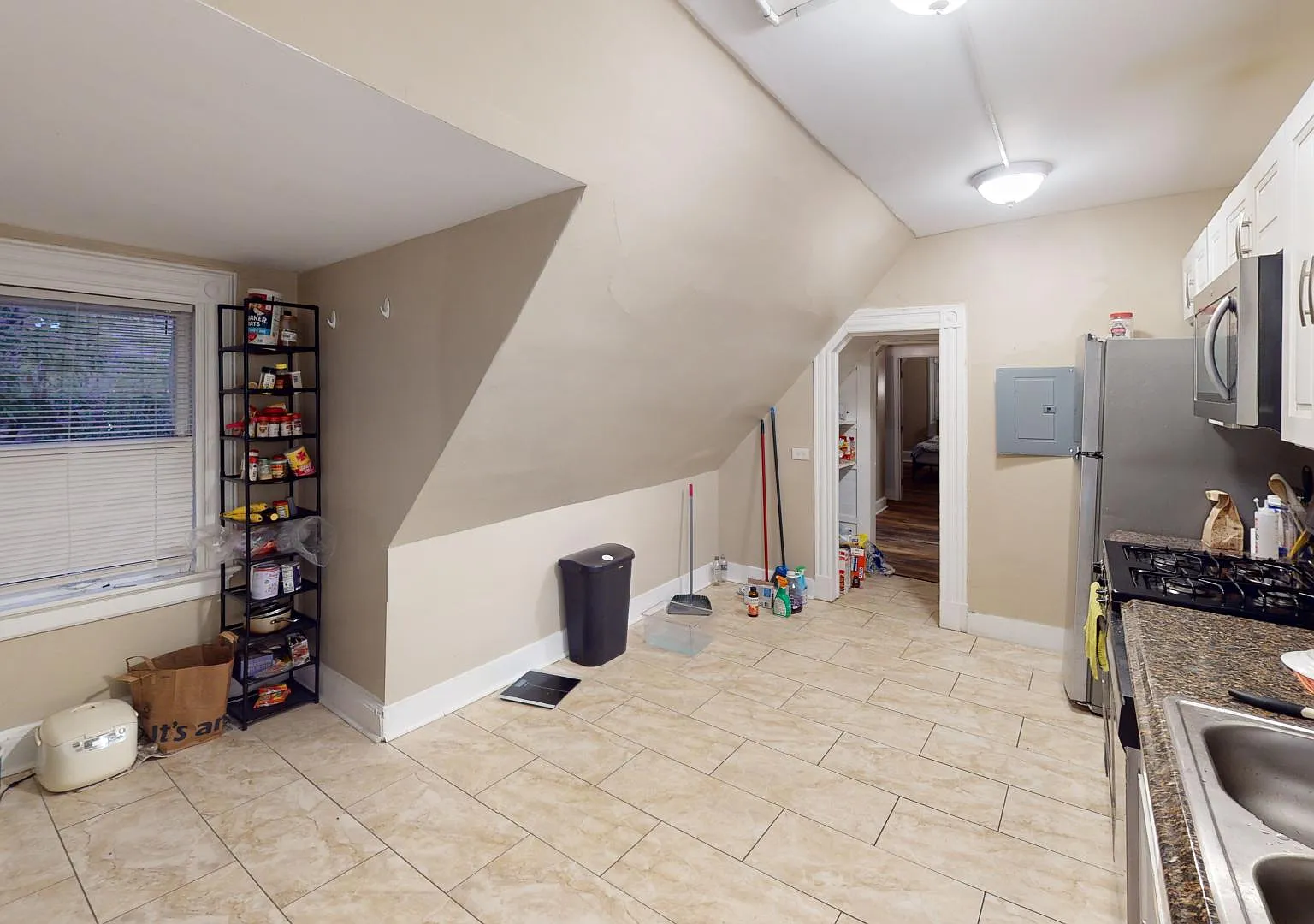 2 bed, 1000 sqft, $1,350 — Photo 2