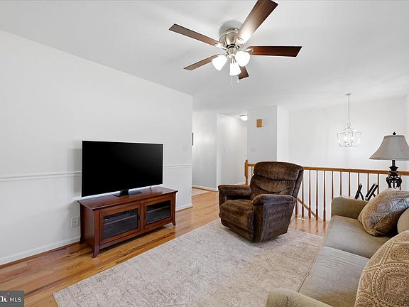 3rd image of 389 W Duck St