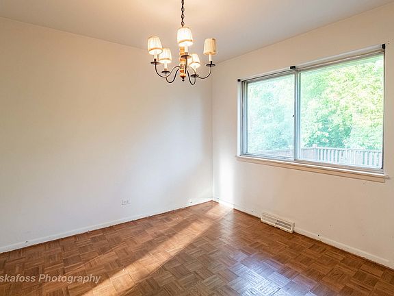3rd image of 718 N Glenn Dr