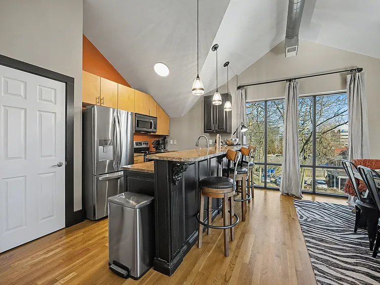 261 S Limestone St #304 — Photo 12