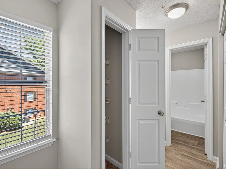 Sharon Oaks Apartments — Photo 1