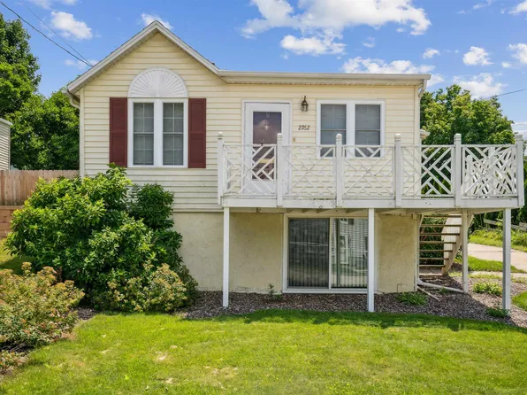 2762 Beverly Ave, Dubuque, IA 52001