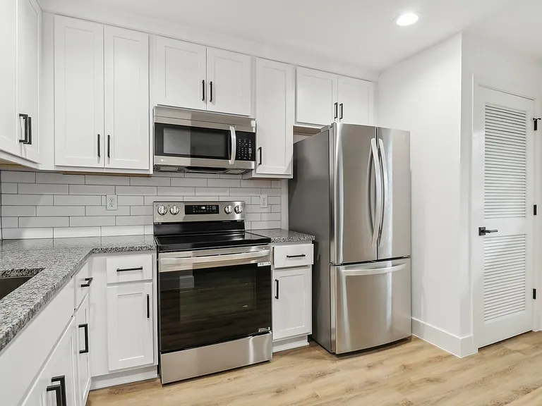 San Marco Square Apartments — Photo 27