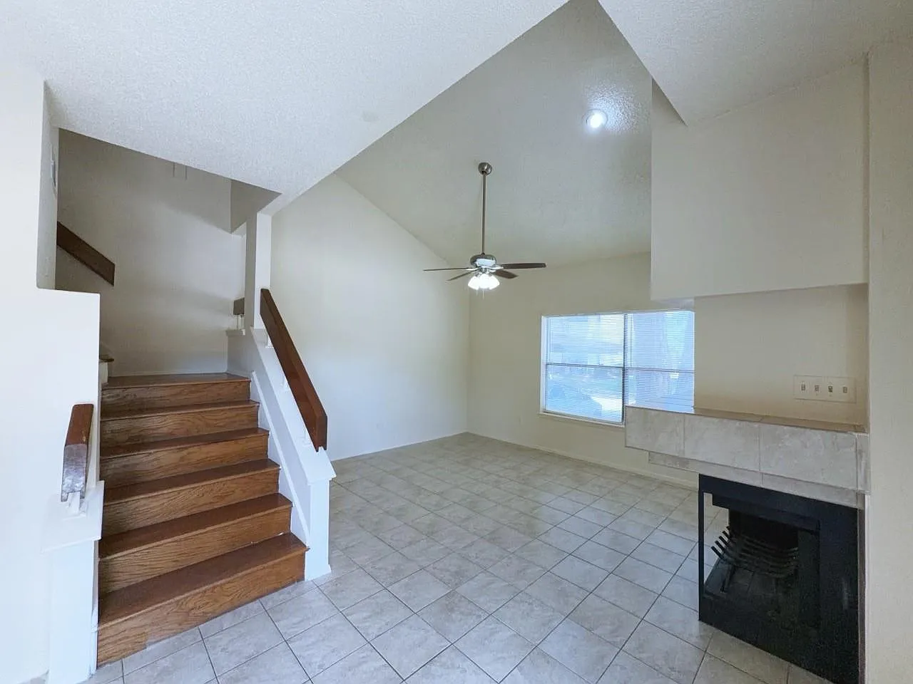 1 bed, 1.5 bath, 1050 sqft, $1,075 — Photo 3
