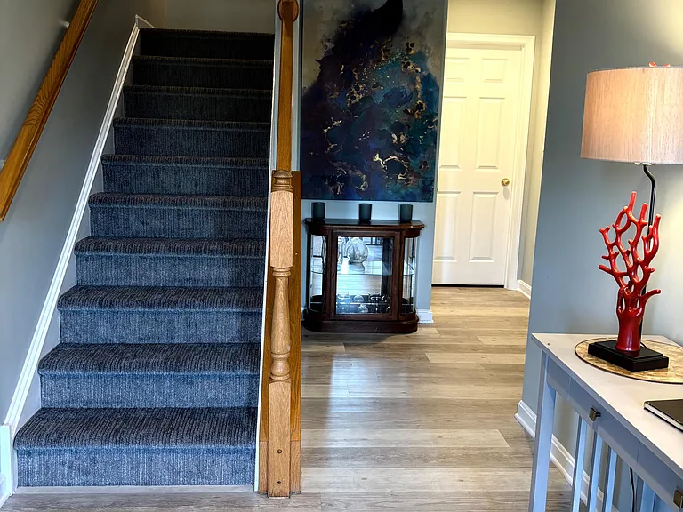 Entry. Picture says it all. 5 Star rating on airbnb.