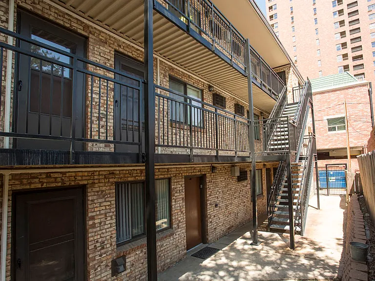 136 N Washington St — Photo 7