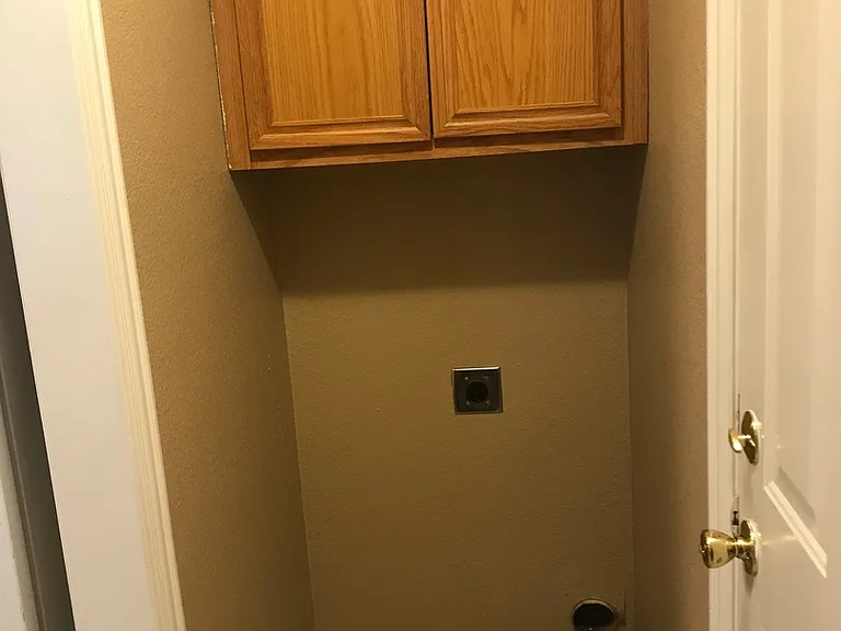 913 Sierra Vista Ct — Photo 5