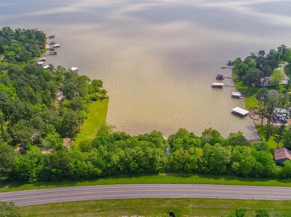 695 Lake Shore Dr, Coldspring, TX 77331