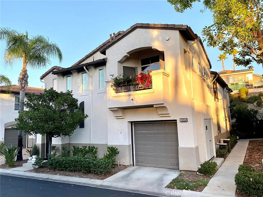 2 bed, 961 sqft, $2,600 — Photo 2