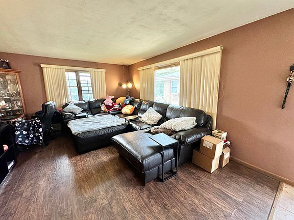 5th image of 332 Dawn Ave