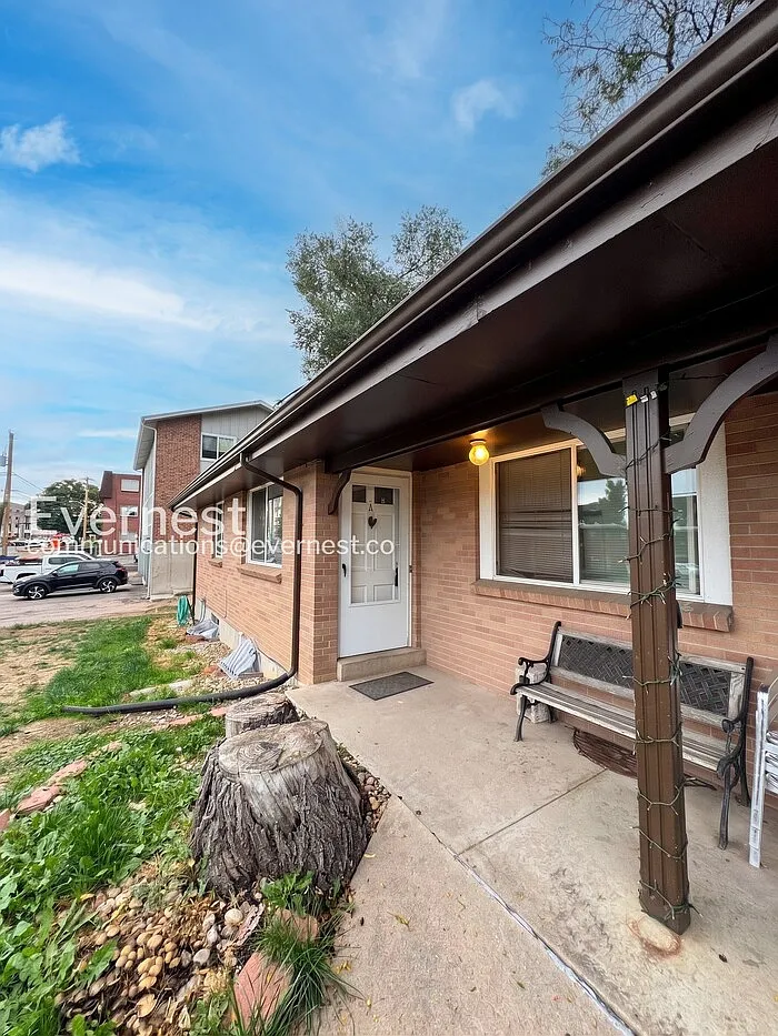 2 bed, 1.0 bath, 1995 sqft, $2,000 — Photo 2