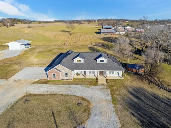 170 N Edmondson Rd, Gentry, AR 72734