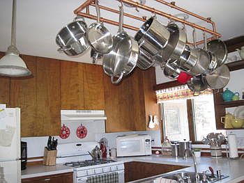 CONVENIENT KITCHEN TO VISIT WITH THE FAMILY DURING MEALS AND DINNER PREPARATION.
