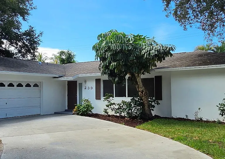 239 W Riverside Dr — Photo 1