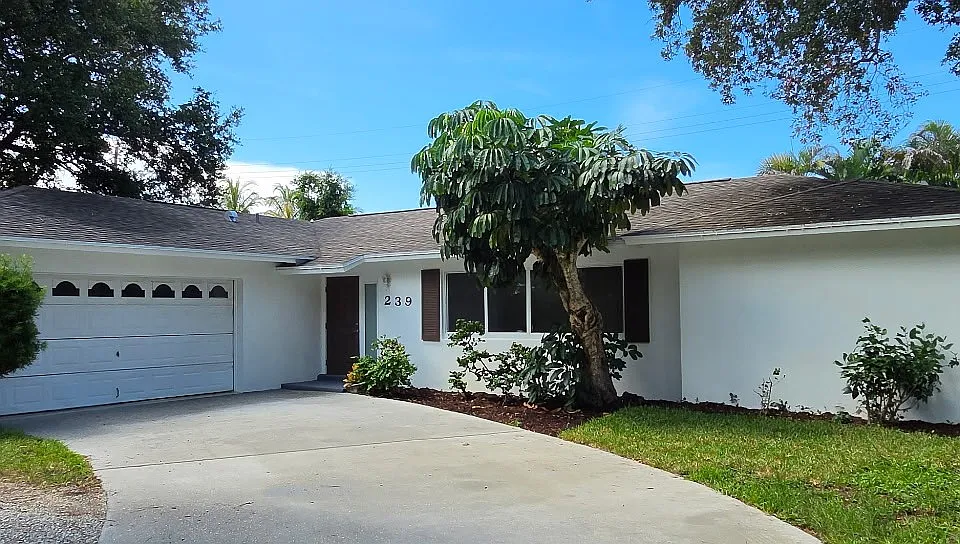 239 W Riverside Dr